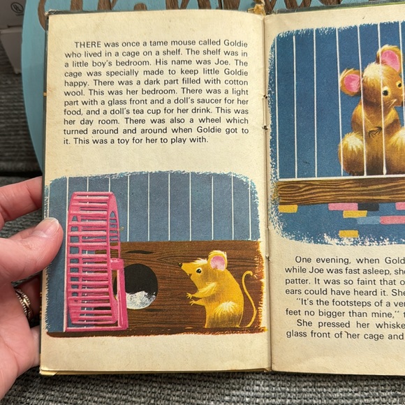 ☘️2/$10☘️Two Little Mice, hardcover, 1969 - Picture 6 of 9